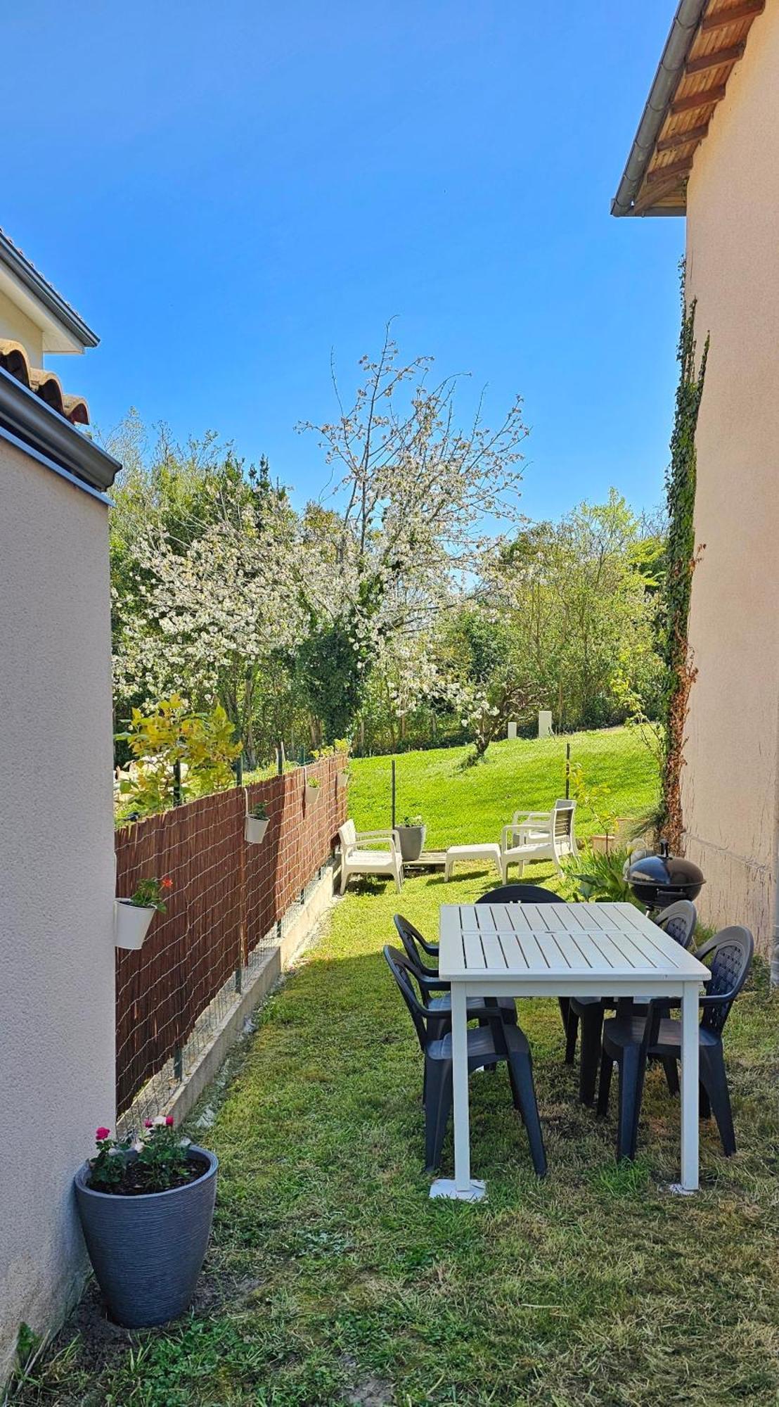 Apartment Lumineux Et Calme En Rez-de-jardin